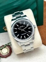 Rolex Oyster Perpetual 39 mm Black Dial 114300, automático.