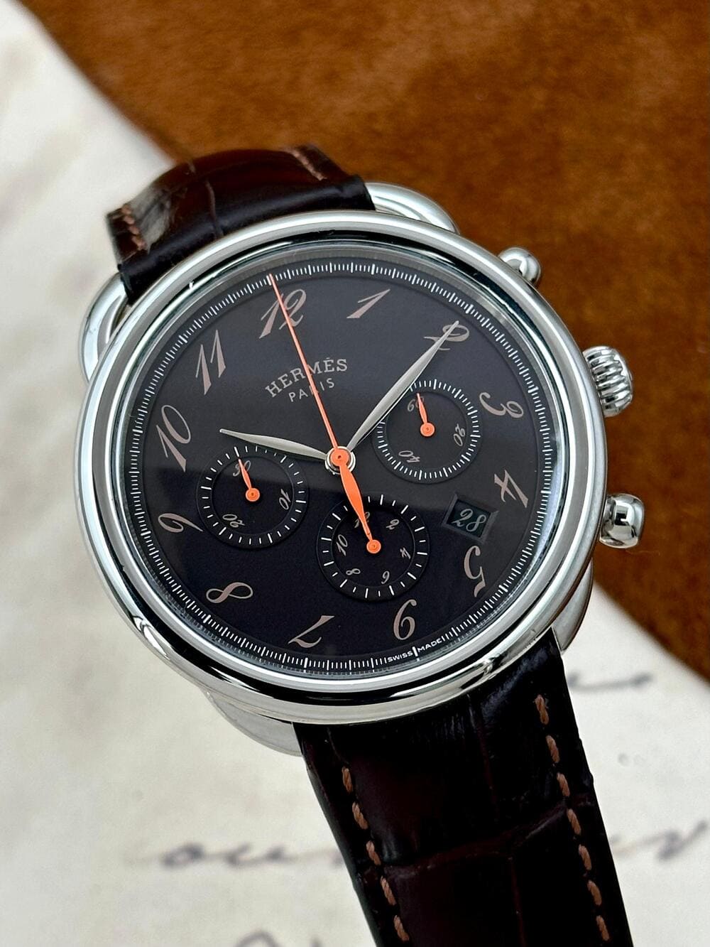 7ae027c0-eb7e-4b13-8393-3e74f5524240 Hermès Arceau Chronograph Brown Dial 43 mm AR4.910, automático. - Imagen 1