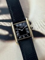 Cartier Tank Must Black Roman Dial Manual Vermeil 0.925 24 x 31 mm, a cuerda.