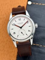NOMOS Glashütte Club 36 mm 703 Open Caseback, a cuerda.