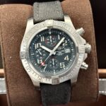 Breitling Avenger Bandit Titanium Chronograph 45 mm E13383, automático.