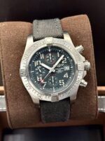 Breitling Avenger Bandit Titanium Chronograph 45 mm E13383, automático.