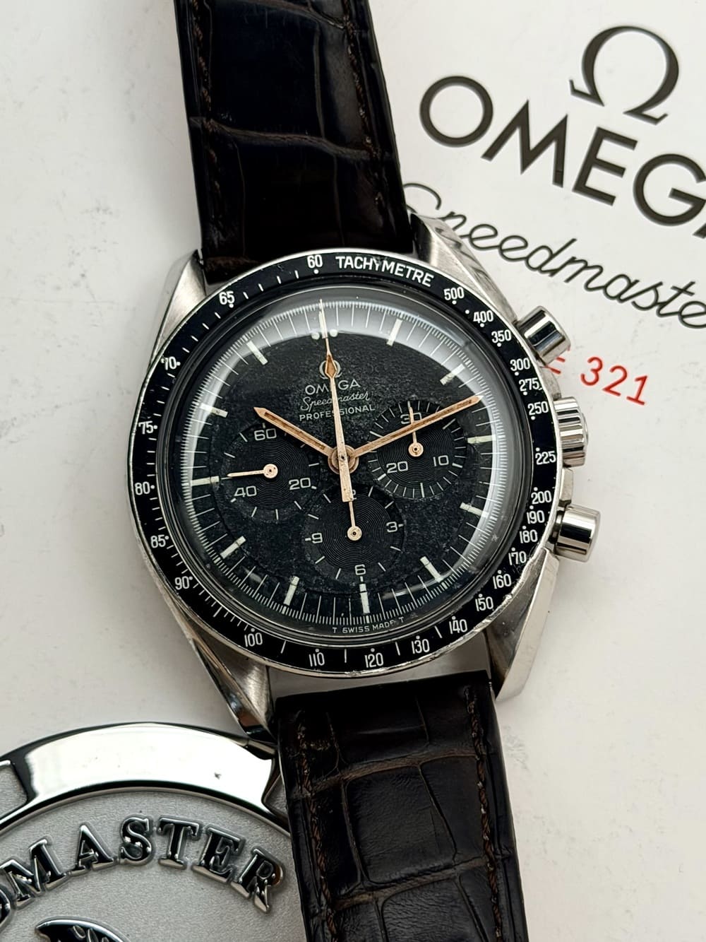 IMG_6561 RARO Omega Speedmaster Professional Moonwatch 1970 "Straight Writing" Tropical Dial 145.022-69, a cuerda. - Imagen 1