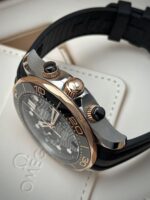 Omega Seamaster Diver 300M 44 mm Chronograph Sedna Gold and Steel FULL SET 2025, automático. - Imagen 3