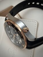 Omega Seamaster Diver 300M 44 mm Chronograph Sedna Gold and Steel FULL SET 2025, automático. - Imagen 4