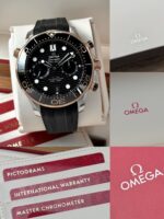 Omega Seamaster Diver 300M 44 mm Chronograph Sedna Gold and Steel FULL SET 2025, automático. - Imagen 9